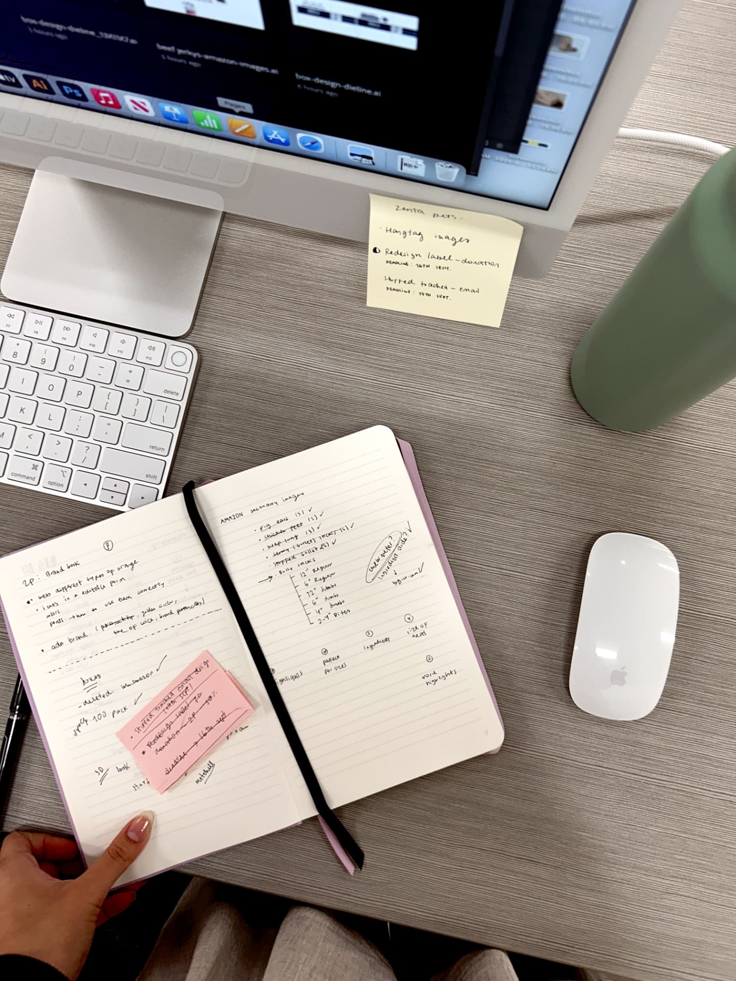 Bureau d'une wedding planner : carnet de notes annoté, post-its de relances et écran d'ordinateur